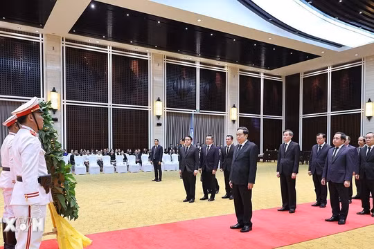 Chủ tịch Quốc hội Trần Thanh Mẫn viếng cố Chủ tịch Quốc hội Lào Saysomphone Phomvihane