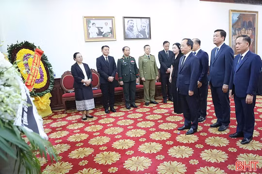 Đoàn đại biểu Hà Tĩnh viếng Chủ tịch Quốc hội Lào Saysomphone Phomvihane