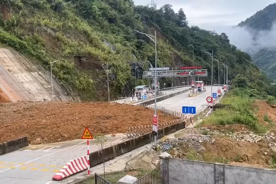 Hơn 2.000 m³ đất đá sạt lở chia cắt Quốc lộ 4D ở Lào Cai