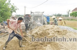 Nhân dân xóm Nam Sơn, xã Mai Phụ, huyện Lộc Hà làm đường GTNT