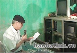 Ông Trần Văn Hóa - Tiểu khu trưởng tiểu khu 2, khu phố 3, thị trấn Kỳ Anh thường xuyên tuyên truyền các chủ trương, chính sách của Đảng, Nhà nước đến với nhân dân qua hệ thống loa truyền thanh.