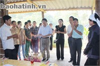 Đại diện các ban, ngành huyện đến thắp hương chia buồn cùng gia đình.