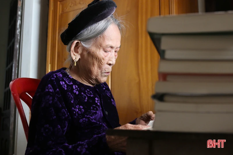 Điều đáng trân quý là ở tuổi 96 nhưng cụ Thơ vẫn đọc sách mà không cần kính.