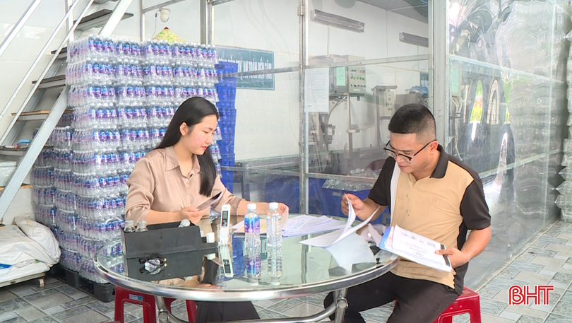 Phóng viên chứng kiến đầy đủ giấy tờ pháp lý liên quan và kết quả xét nghiệm từ Uỷ ban Tiêu chuẩn đo lường chất lượng quốc gia đối với nước uống đóng chai Aquata. bqbht_br_11111.png
