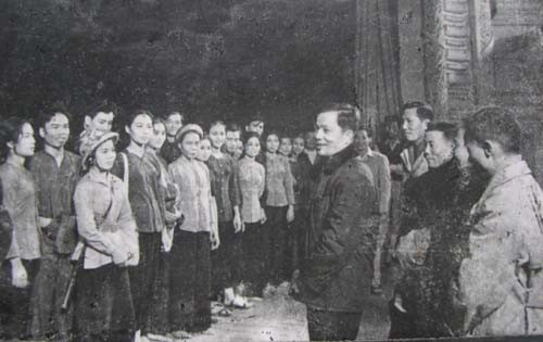 Cố bộ trưởng Huy Cận chúc mừng Đoàn Văn công Hà Tĩnh tại Nhà hát Lớn Hà Nội