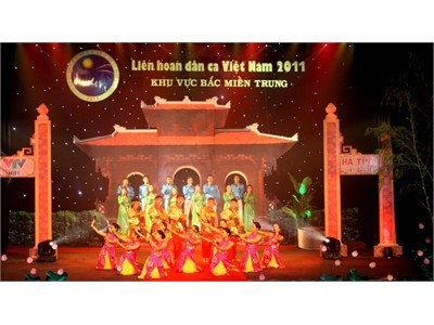 Tiết mục chào mừng Liên hoan dân ca khu vực bắc Miền Trung năm 2011 được đoàn Ca múa kịch dàn dựng công phu Tiết mục chào mừng Liên hoan dân ca khu vực bắc Miền Trung năm 2011 được đoàn Ca múa kịch dàn dựng công phu