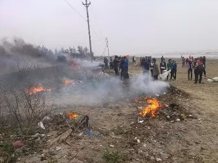 Các ĐVTN huyện Lộc Hà, tham gia thu dọn rác thải tại bãi biển Xuân Hải - Thạch Bằng