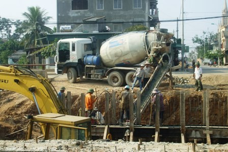 Công ty CP XD Thạch Bàn huy động phương tiện, máy móc đẩy nhanh tiến độ thi công phần hạ bộ của công trình xây dựng Cầu Vồng Công ty CP XD Thạch Bàn huy động phương tiện, máy móc đẩy nhanh tiến độ thi công phần hạ bộ của công trình xây dựng Cầu Vồng