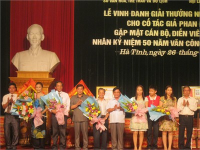 Lãnh đạo tỉnh chúc mừng gia đình cố tác giả Phan Lương Hảo