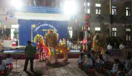 Các em nhỏ thích thú với màn múa kỳ lân