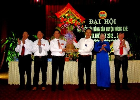 Phó Bí thư Thường trực Tỉnh ủy Đinh Xuân Việt trao tặng lẵng hoa chúc mừng Đại hội.