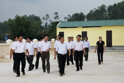 Phó Chủ tịch UBND tỉnh Lê Đình Sơn và đại diện lãnh đạo một số sở, ngành liên quan kiểm tra công trình nhà văn hóa xã