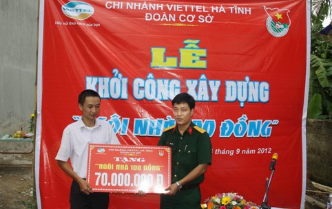 Đại diện lãnh đạo Chi nhánh Viettel Hà Tĩnh đã trao tặng gia đình đoàn viên Phan Nhật Đông số tiền 70 triệu đồng