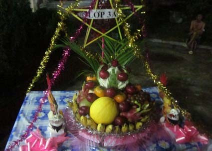 Cỗ trung thu được phụ huynh các em bày biện đẹp mắt để thay gia chấm cỗ.