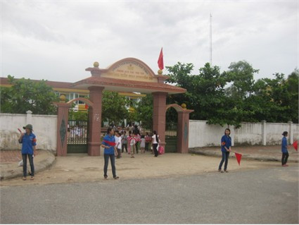 Đội xung kích tình nguyện Đoàn phường Nguyễn Du điều tiết hướng dẫn giao thông trước các cổng trường học trên địa bàn Đội xung kích tình nguyện Đoàn phường Nguyễn Du điều tiết hướng dẫn giao thông trước các cổng trường học trên địa bàn