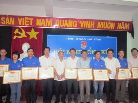 Phó chủ tịch UBND tỉnh Nguyễn Thiện trao bằng khen của Trung ương Hội LHTN Việt Nam cho 9 huyện, thị, thành đoàn có thành tích xuất sắc trong Chiến dịch thanh niên tình nguyện Hè 2012.