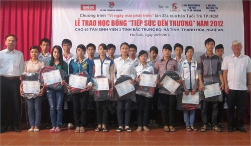 Lãnh đạo tỉnh và Báo Tuổi trẻ trao học bổng cho các sinh viên nghèo