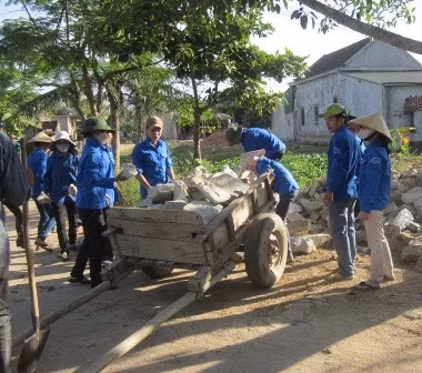 Đoàn viên xã Hồng Lộc( Lộc Hà) góp xây dựng nhà ở cho người nghèo