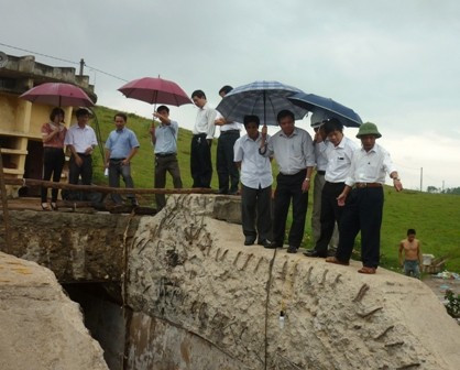 Đoàn giám sát Ban Kinh tế ngân sách kiểm tra thực hiện dự án hiện đại hóa hệ thống thủy lợi Kẻ Gỗ