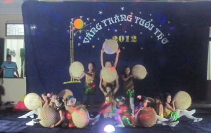 Biểu diễn văn nghệ, trò chơi đố vui