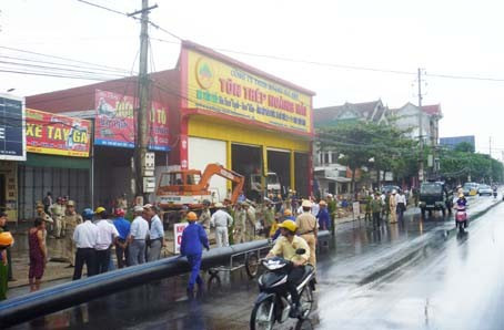 Lực lượng chức năng TP Hà Tĩnh bảo vệ thi công đoạn từ số nhà 100 đến số nhà 130 đường Hà Huy Tập