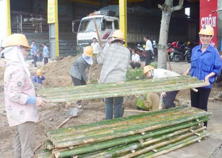 Đơn vị thi công sẵn sàng bắc cầu tạm tại những vị trí đào để người dân thuận tiện trong qua lại