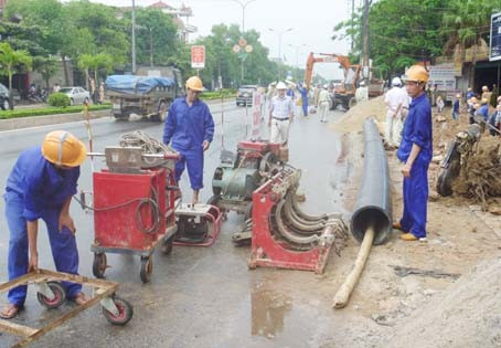 Phóng tuyến xong thì đào đặt ống và lấp đất ngay để trả lại mặt bằng cho các hộ dân bên đường