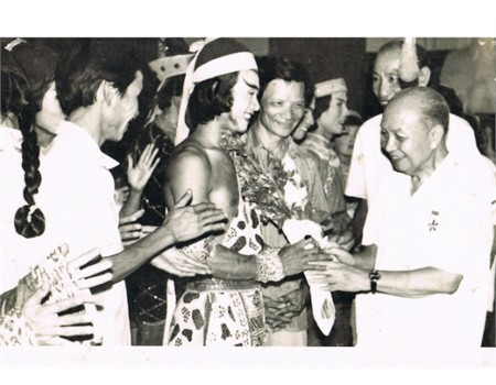 Chủ tịch Hội đồng Nhà nước Trường Chinh gặp gỡ tác giả kịch bản Phan Lương Hảo và diễn viên chínhsau khi xem xong vở kịch hát dân ca” Mai Thúc Loan”. Ảnh Tư liệu