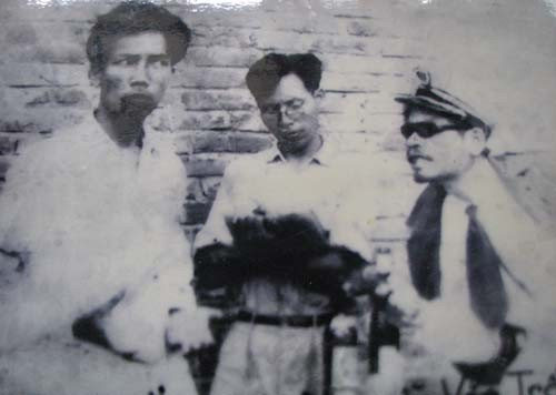 Nghệ sĩ, liệt sỹ Bùi Đức Hậu ( ngoài cùng bên phải) trong vở diễn “ Nguyễn Văn Trỗi”