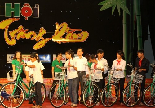 Lãnh đạo tỉnh tặng quà cho các em học sinh nghèo học giỏi