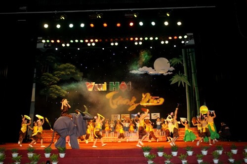 Các em thiếu nhi được thưởng thức chương trình ca nhạc đặc sắc