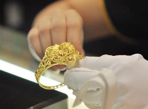 Giá vàng thế giới đi xuống kéo trong nước hạ gần 100.000 đồng. Ảnh: Anh Quân