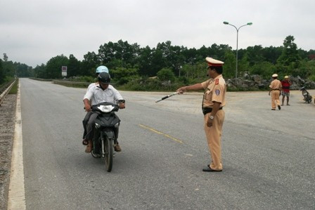 Lực lượng CSGT Hương Khê tuần tra xử lý vi phạm trên tuyến đường Hồ Chí Minh