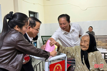 Mang hòm phiếu đến với những cử tri đặc biệt