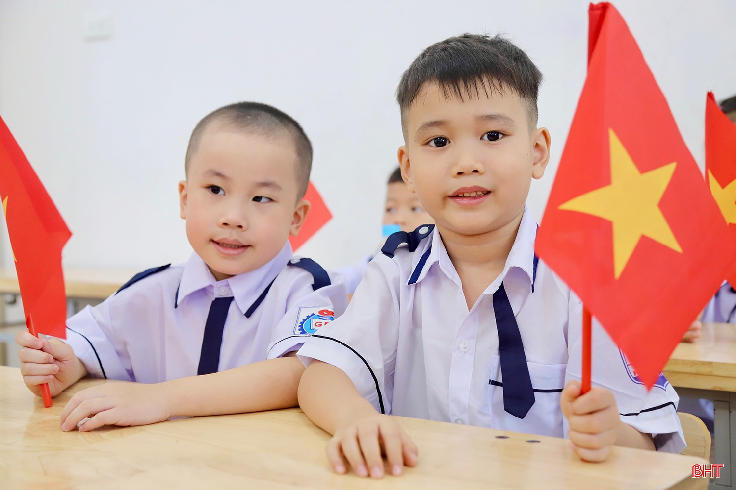 Học sinh cũng được hướng dẫn cách cầm bút, tư thế ngồi học, cách sử dụng sách vở, chuẩn bị đồ dùng học tập và làm quen với thời khóa biểu, nội quy lớp học. Điều này giúp các em không bị bỡ ngỡ, sẵn sàng bước vào chương trình học chính thức sau ngày khai giảng.
