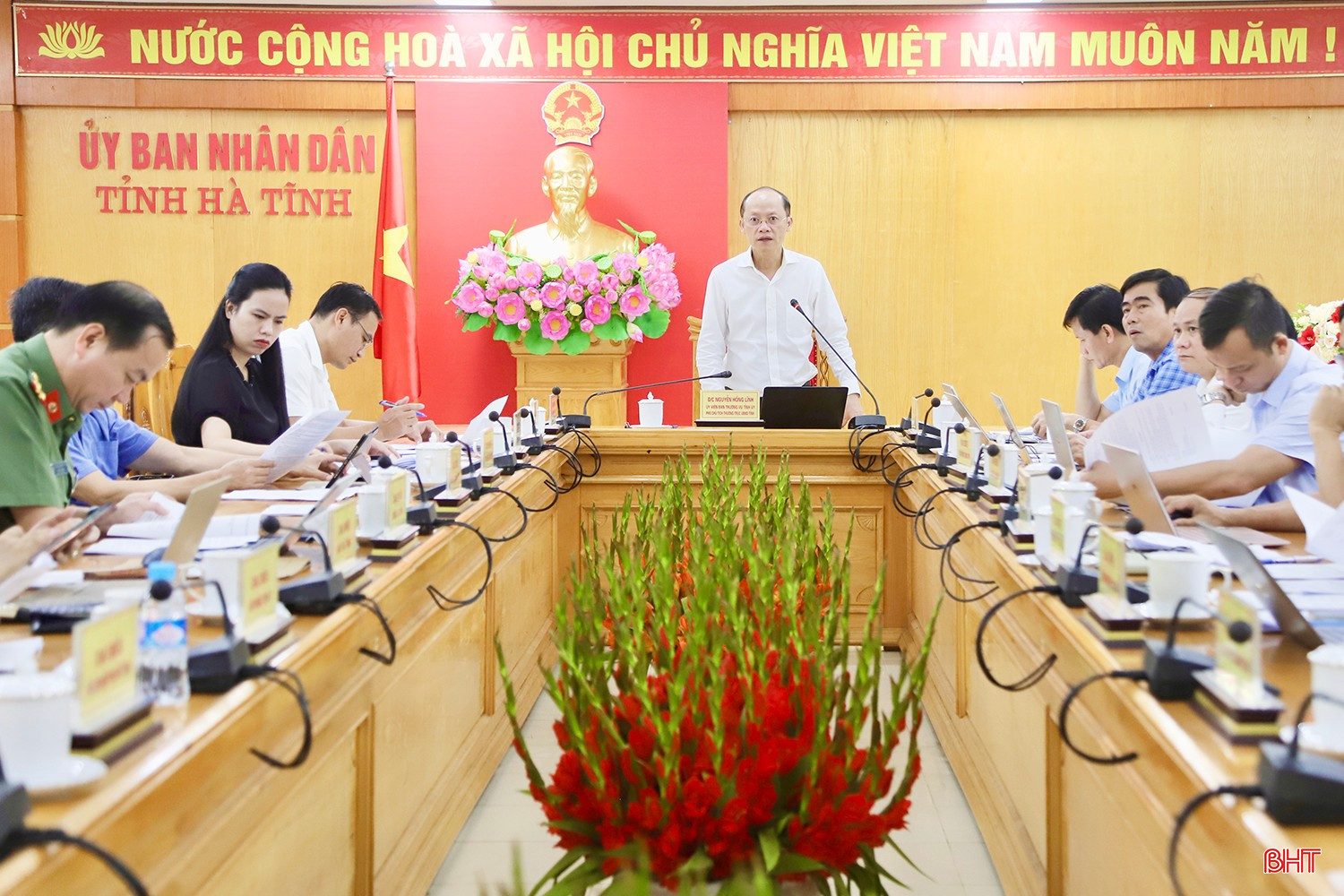 Phó Chủ tịch Thường trực UBND tỉnh Nguyễn Hồng Lĩnh - Trưởng BTC Đại hội Thi đua yêu nước tỉnh Hà Tĩnh lần thứ VIII chủ trì cuộc họp. bqbht_br_img-3226-copy.jpg