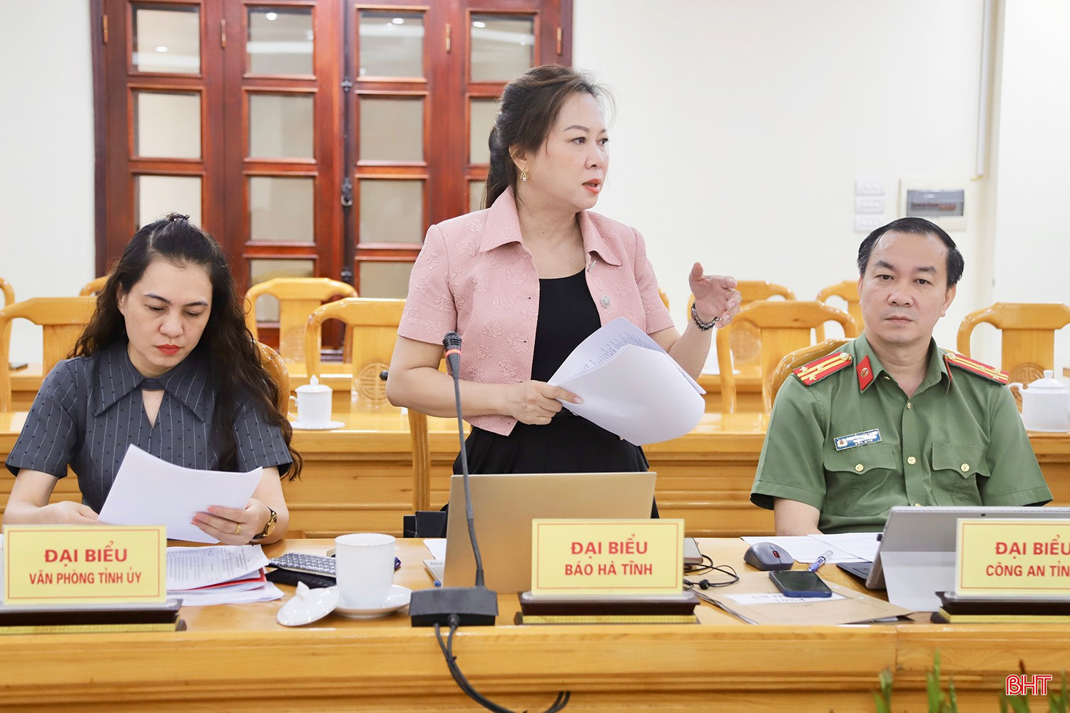 Phó Tổng Biên tập Báo Hà Tĩnh Trần Thị Phương Hoa cho ý kiến tại cuộc họp. bqbht_br_img-3340-2-copy.jpg