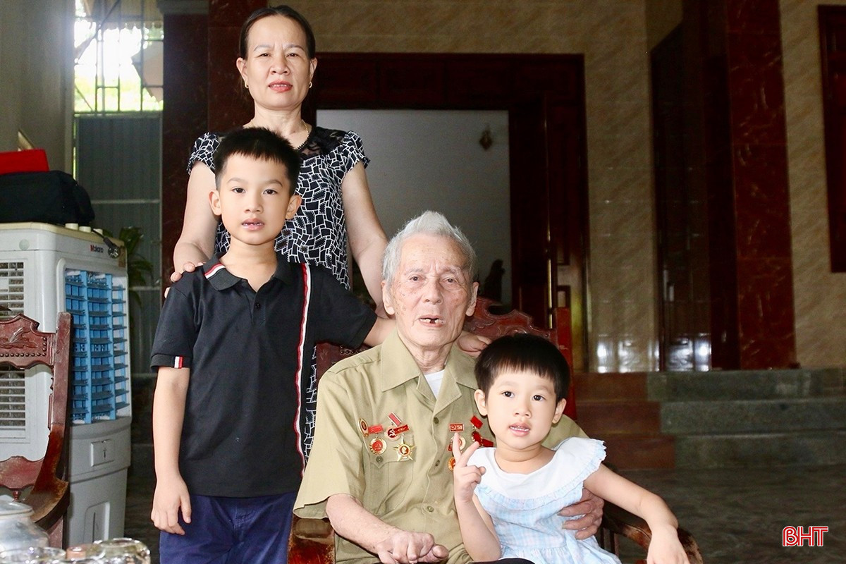 Cựu chiến binh Đinh Văn Tường sum vầy bên con cháu. bqbht_br_img-4036-copy.jpg