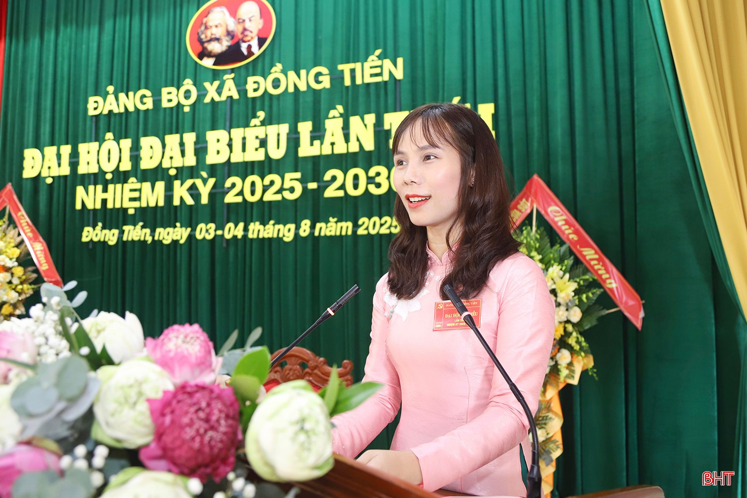 Bí thư Đảng ủy, Chủ tịch HĐND xã Đồng Tiến Nguyễn Thị Như Ngọc trình bày dự thảo báo cáo chính trị. Bí thư Đảng ủy, Chủ tịch HĐND xã Đồng Tiến Nguyễn Thị Như Ngọc trình bày dự thảo báo cáo chính trị.