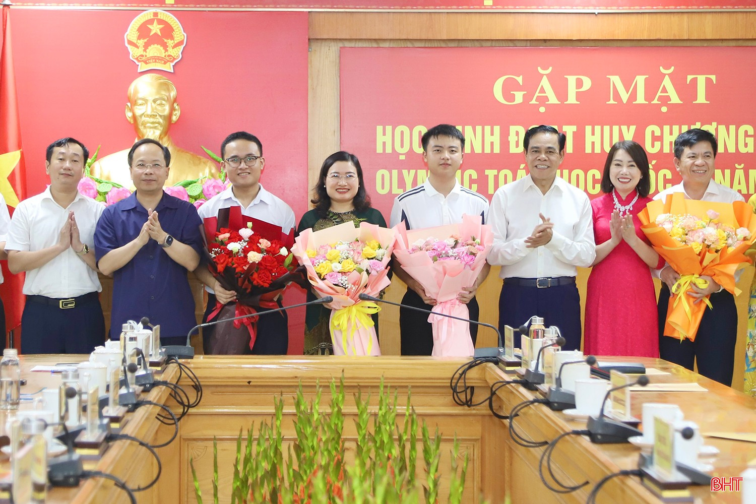 ... và tặng hoa chúc mừng ngành GD&ĐT Hà Tĩnh. bqbht_br_img-0028-copy.jpg