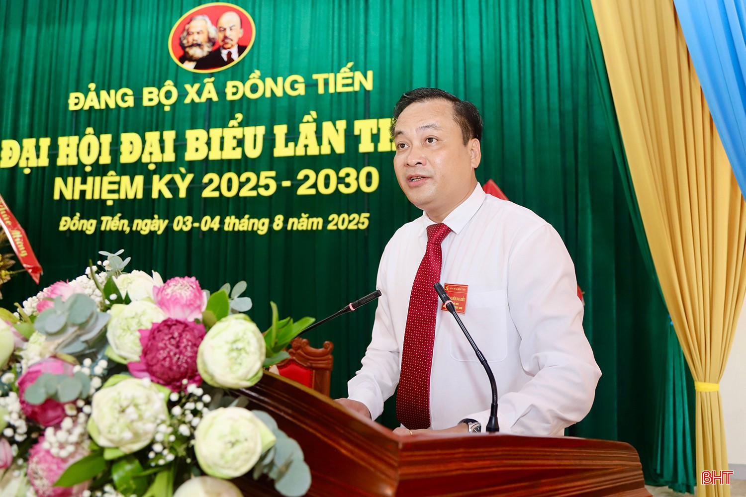 Chủ tịch Ủy ban MTTQ xã Đồng Tiến Trần Trọng Dũng trình bày báo cáo tổng hợp ý kiến góp ý vào văn kiện Đại hội Đảng bộ cấp trên. bqbht_br_img-9856-copy.jpg