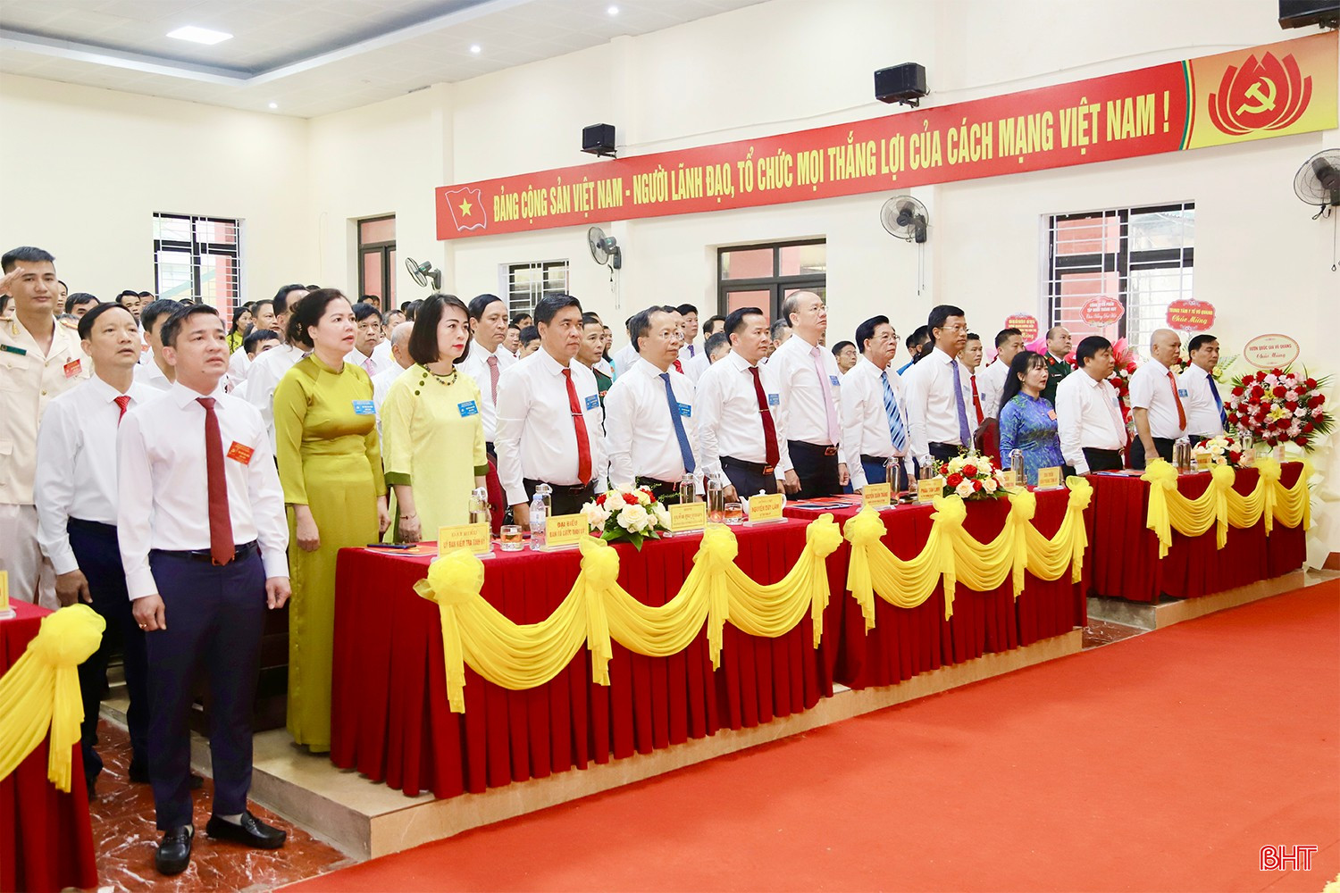Bí thư Tỉnh ủy Nguyễn Duy Lâm và các đại biểu thực hiện nghi lễ chào cờ. bqbht_br_a01.jpg