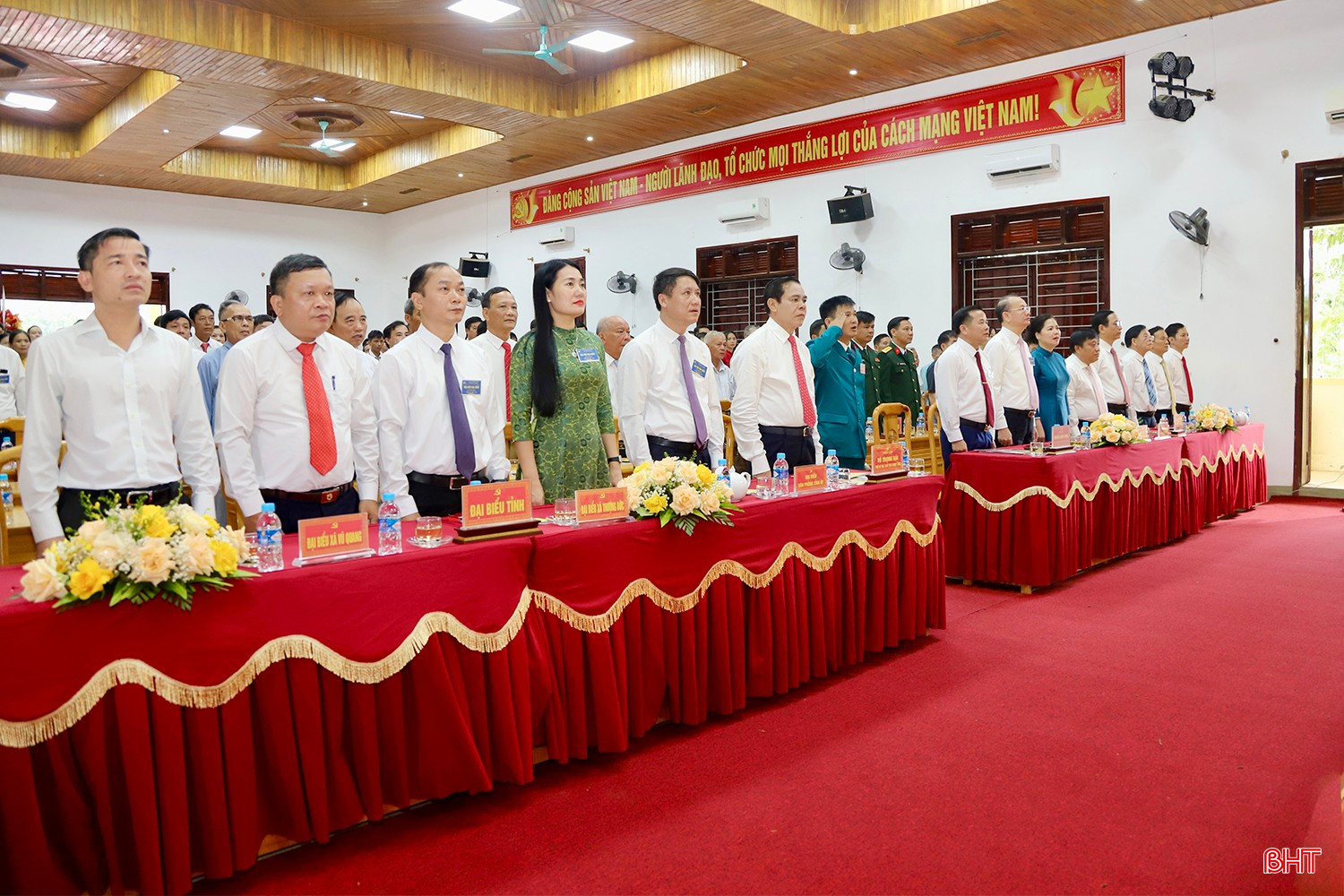 Đại biểu thực hiện nghi lễ chào cờ. bqbht_br_img-0430-copy.jpg