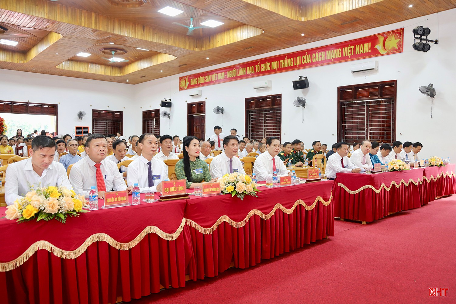 Chủ tịch UBND tỉnh Võ Trọng Hải và các đại biểu tham dự đại hội. bqbht_br_img-0454-copy.jpg