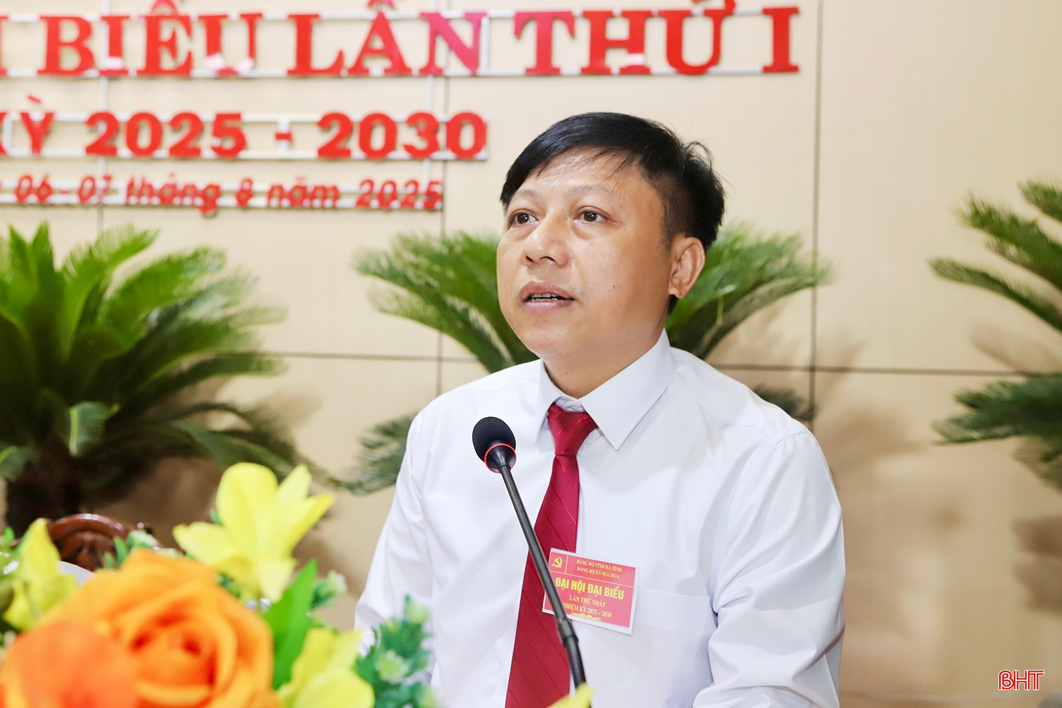 Đồng chí Trần Quốc Hoàn - Hiệu trưởng Trường THPT Cù Huy Cận tham luận tại đại hội. bqbht_br_img-0491-copy.jpg