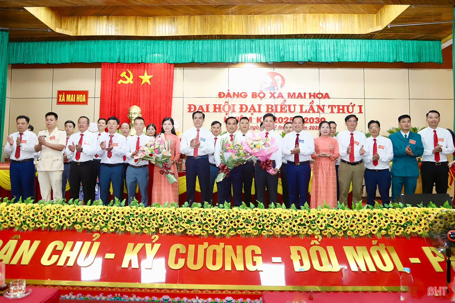 Chủ tịch UBND tỉnh Võ Trọng Hải và Đại tá Nguyễn Xuân Thắng - Chỉ huy trưởng Bộ CHQS tỉnh tặng hoa chúc mừng BCH Đảng bộ xã Mai Hoa nhiệm kỳ mới. bqbht_br_img-0652-copy.jpg