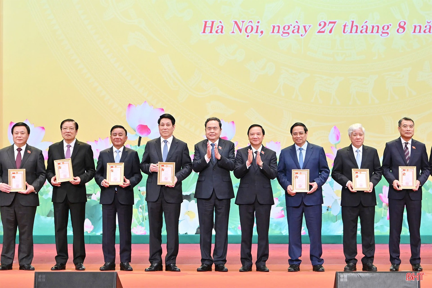 Chủ tịch Quốc hội Trần Thanh Mẫn và Phó Chủ tịch Quốc hội Nguyễn Khắc Định trân trọng trao Kỷ niệm chương "Vì sự nghiệp Quốc hội" tặng Chủ tịch nước Lương Cường; Thủ tướng Chính phủ Phạm Minh Chính; Thường trực Ban Bí thư Trần Cẩm Tú và các đồng chí lãnh đạo Đảng, Nhà nước, MTTQ Việt Nam. bqbht_br_img-3864-copy.jpg