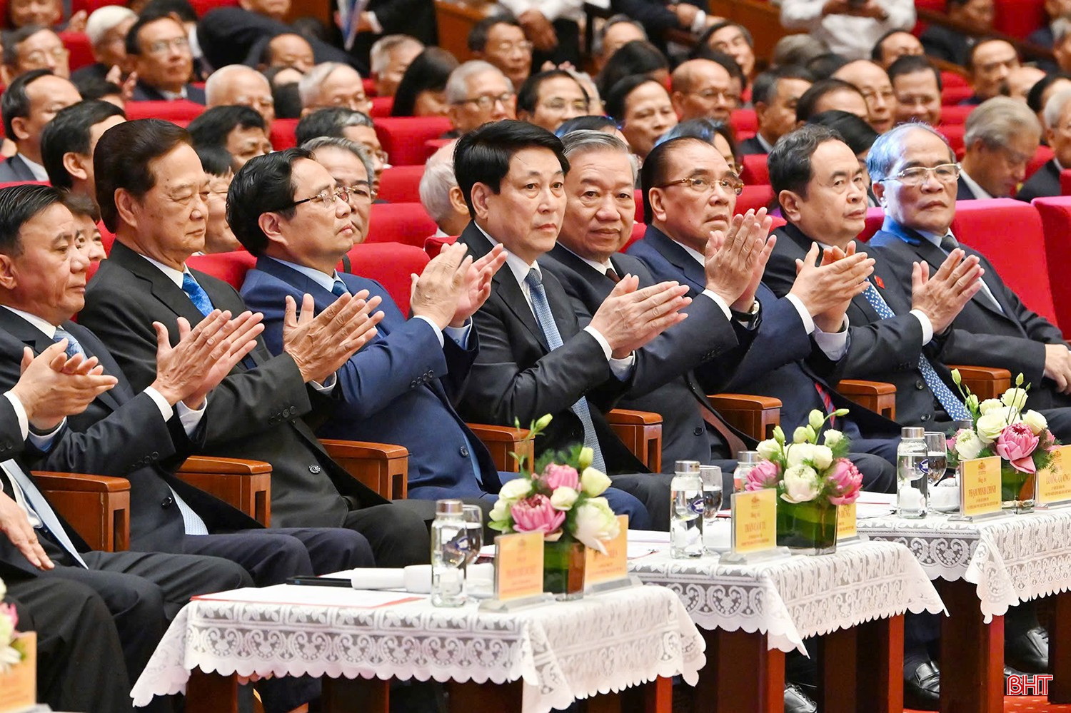 Tổng Bí thư Tô Lâm cùng các đồng chí lãnh đạo, nguyên lãnh đạo Đảng, Nhà nước, Mặt trận Tổ quốc Việt Nam tại buổi lễ gặp mặt. bqbht_br_img-3863-copy.jpg