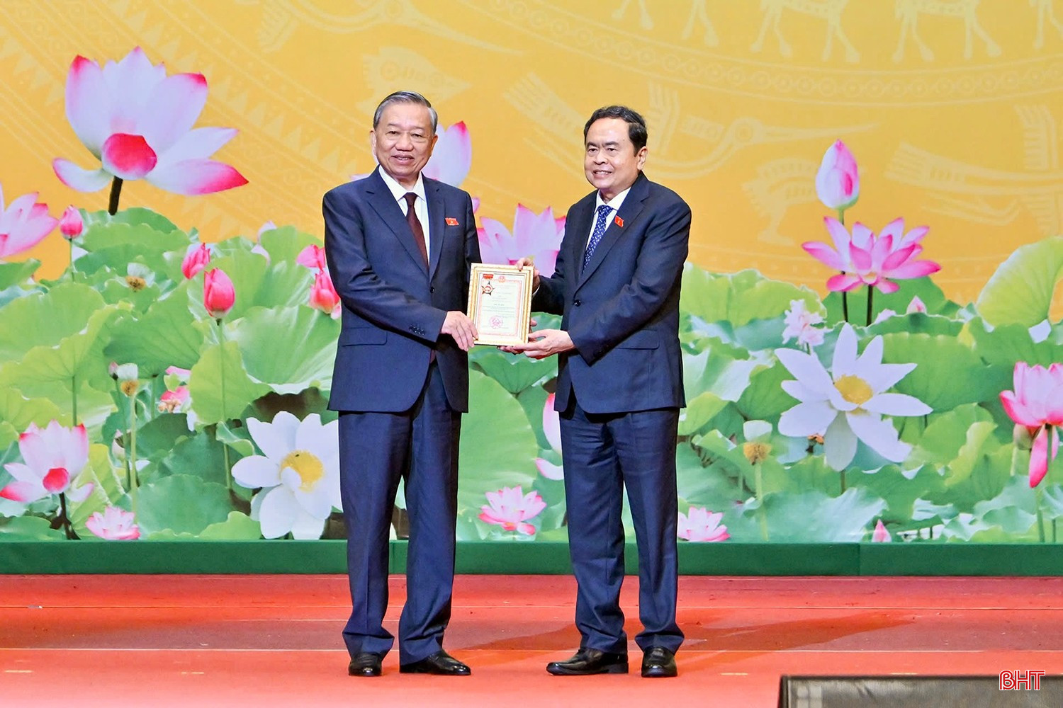 Thay mặt Ủy ban Thường vụ Quốc hội và Quốc hội, Chủ tịch Quốc hội Trần Thanh Mẫn trân trọng trao Kỷ niệm chương "Vì sự nghiệp Quốc hội" tặng Tổng Bí thư Tô Lâm. bqbht_br_img-3860-copy.jpg