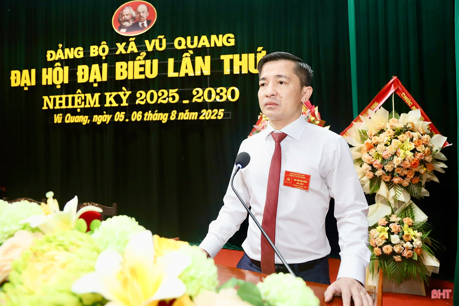 Đồng chí Trần Nguyên Thọ - Bí thư Đảng ủy, Chủ tịch HĐND xã Vũ Quang trình bày dự thảo báo cáo chính trị. bqbht_br_img-0250-copy.jpg